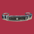 Emblema Frontal Suzuki Yes 125 Detalhe Original — Avaria 1