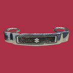 Emblema Frontal Suzuki Yes 125 Detalhe Original — Avaria 1