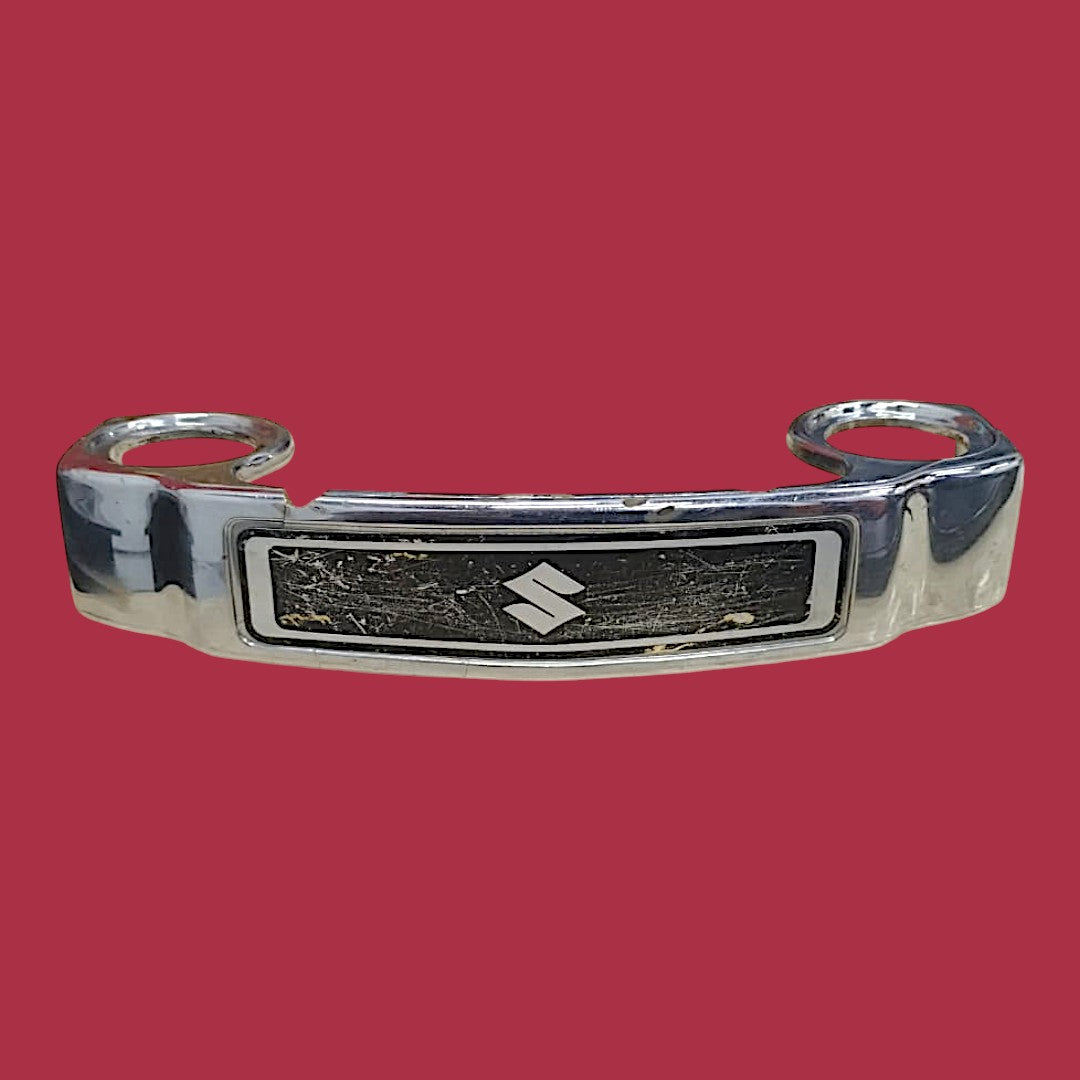 Emblema Frontal Suzuki Yes 125 Detalhe Original — Avaria 1