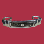 Emblema Frontal Suzuki Yes 125 Detalhe Original — Detalhe (21169)