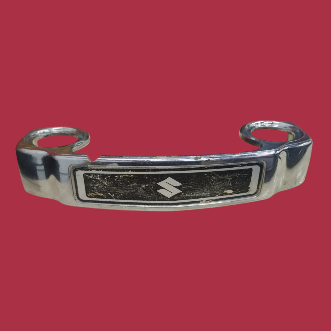 Emblema Frontal Suzuki Yes 125 Detalhe Original — Detalhe (21169)
